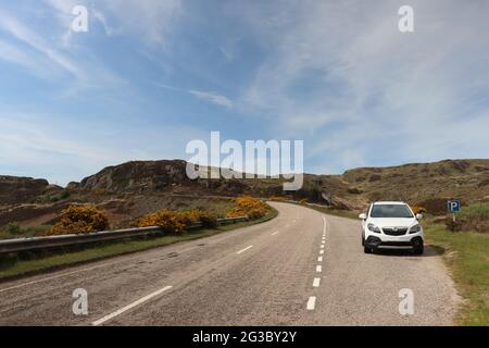 Charakteristische Hügel, Moore und Seen in den schottischen Highlands entlang der malerischen North Coast 500 Route, die in Inverness beginnt und anfängt Stockfoto