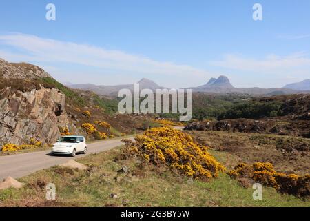 Charakteristische Hügel, Moore und Seen in den schottischen Highlands entlang der malerischen North Coast 500 Route, die in Inverness beginnt und anfängt Stockfoto