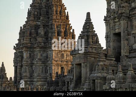 Nahaufnahme der Prambanan alten Hindu-Tempel, leer bei Sonnenuntergang, bleiben still, nach dem Abflug von Touristen, Zentral-Java, Indonesien Stockfoto