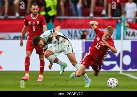 15. Juni 2021, Ungarn, Budapest: Fußball: Europameisterschaft, Ungarn - Portugal, Vorrunde, Gruppe F, Matchday 1 in der Puskás Arena. Ungarns Andras Schäfer (r-l) und Portugals Bruno Fernandes kämpfen um den Ball, Ungarns Attila Fiola schaut zu. Wichtig: Nur für redaktionelle Nachrichtenberichte. Ohne vorherige schriftliche Genehmigung der UEFA nicht für kommerzielle oder Marketingzwecke verwendet. Bilder müssen als Standbilder erscheinen und dürfen keine Matchaction-Videoaufnahmen emulieren. Quelle: dpa picture Alliance/Alamy Live News Stockfoto