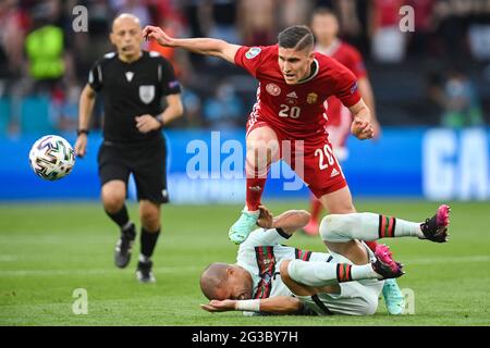 15. Juni 2021, Ungarn, Budapest: Fußball: Europameisterschaft, Ungarn - Portugal, Vorrunde, Gruppe F, Matchday 1 in der Puskás Arena. Der ungarische Roland Sallai (oben) und der portugiesische Pepe kämpfen um den Ball. Wichtig: Nur für redaktionelle Nachrichtenberichte. Ohne vorherige schriftliche Genehmigung der UEFA nicht für kommerzielle oder Marketingzwecke verwendet. Bilder müssen als Standbilder erscheinen und dürfen keine Matchaction-Videoaufnahmen emulieren. Fotos, die in Online-Publikationen veröffentlicht werden (ob über das Internet oder anderweitig), müssen zwischen der Veröffentlichung mindestens 20 Sekunden lang liegen. Kredit: Stockfoto