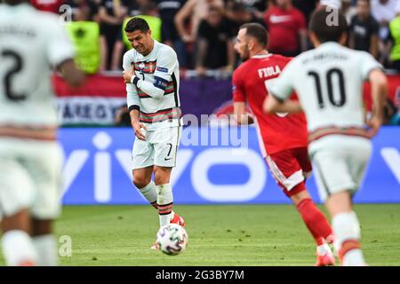 15. Juni 2021, Ungarn, Budapest: Fußball: Europameisterschaft, Ungarn - Portugal, Vorrunde, Gruppe F, Matchday 1 in der Puskás Arena. Der Portugiesen Cristiano Ronaldo greift nach seinem Oberarm. Wichtig: Nur für redaktionelle Nachrichtenberichte. Ohne vorherige schriftliche Genehmigung der UEFA nicht für kommerzielle oder Marketingzwecke verwendet. Bilder müssen als Standbilder erscheinen und dürfen keine Matchaction-Videoaufnahmen emulieren. Fotos, die in Online-Publikationen veröffentlicht werden (ob über das Internet oder anderweitig), müssen zwischen der Veröffentlichung mindestens 20 Sekunden lang liegen. Quelle: dpa picture Alliance/Al Stockfoto