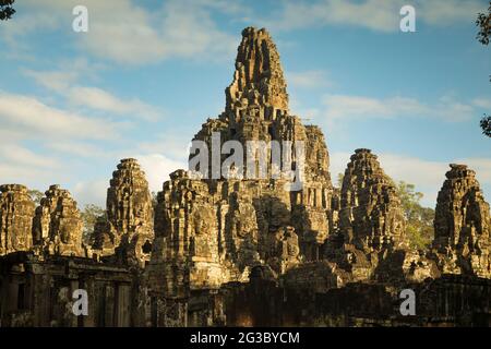 Gesamtansicht des reich verzierten Khmer Buddhistischen Tempels Bayon, 12. Jahrhundert, in der antiken Stadt Angkor Thom, in der Nähe von Siem Reap, Kambodscha Stockfoto