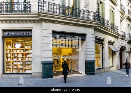 Barcelona, Spanien - 11. Mai 2021. Logo und Fassade von Zara Home, einer Kette der Inditex-Gruppe, die sich auf Mode und Dekoration spezialisiert hat Stockfoto