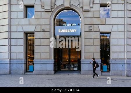 Barcelona, Spanien - 11. Mai 2021. Logo und Fassade von Burberry, einer britischen Luxusmodemarke, stellt Kleidung und andere Accessoires her Stockfoto