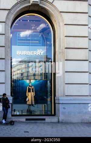 Barcelona, Spanien - 11. Mai 2021. Logo und Fassade von Burberry, einer britischen Luxusmodemarke, stellt Kleidung und andere Accessoires her Stockfoto