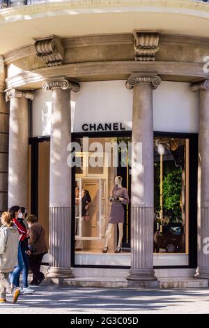 Barcelona, Spanien - 11. Mai 2021. Logo und Fassade von Chanel, ein französisches Modehaus, das 1910 von der Designerin Coco Chanel in Paris gegründet wurde Stockfoto