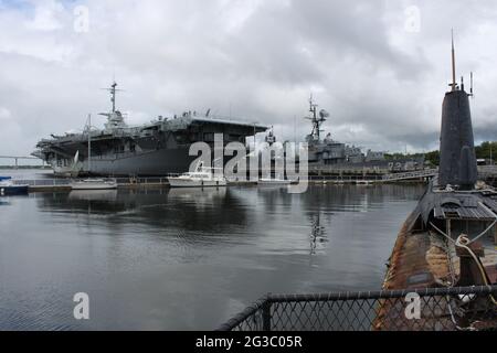 USS Yorktown an der Seite des Zerstörers USS Laffey aus dem U-Boot Clamagore im Hafen von Charleston Stockfoto