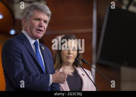 Washington, Usa. Juni 2021. Der Republikaner Michael McCaul, R-TX, spricht, wie die Republikanervertreter Elise Stefanik, R-NY, hört, auf einer Pressekonferenz nach einem Treffen des Repräsentantenhauses für Republikaner auf dem Capitol Hill in Washington, DC am Dienstag, dem 15. Juni 2021. Foto von Tasos Katopodis/UPI Credit: UPI/Alamy Live News Stockfoto