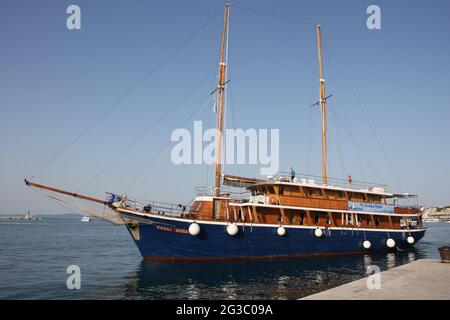 Touristenyacht, die am Morgen eines schönen klaren Sommertages den Hafen von Split verlassen hat Stockfoto