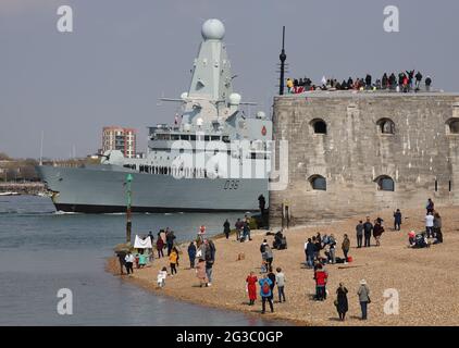 Der Zerstörer der Royal Navy der gewagten Klasse HMS DEFENDER passiert den Round Tower Stockfoto