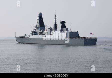 Der Zerstörer HMS DEFENDER der Royal Navy Type 45 steuert auf den Solent zu Stockfoto