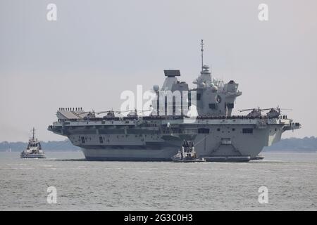 Das Flaggschiff der Royal Navy, die Königin DER HMS, ELIZABETH, geht in den Solent Stockfoto