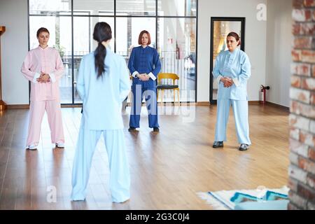 Frauen machen Übungen zur Selbstheilung und Meditation Stockfoto