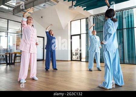 Beim Einatmen und Aufsetzen des Kopfes Stockfoto