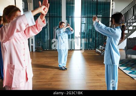 Menschen, die ihren Geist stillen, während sie spezielle Übungen machen Stockfoto