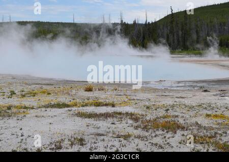 Spätfrühling im Yellowstone National Park: Regenbogenpool der Emerald Group im Black Sand Basin Gebiet des Upper Geyser Basin Stockfoto