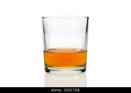 Glas Whiskey oder Whisky oder american Kentucky Bourbon mit Spiegelung im Flugzeug. Isoliert auf Weiß Stockfoto