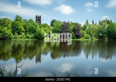 St Mary's Church, Lymm steht über dem Lymm-Staudamm in Ches-hire, England Stockfoto