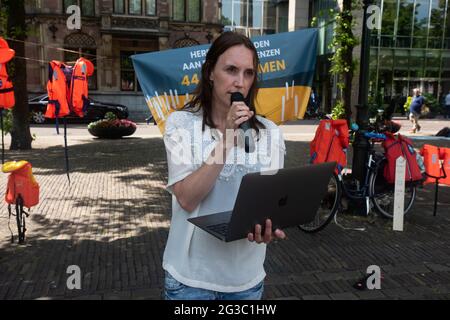 Plein, Den Haag, Niederlande. Dienstag, 15. Juni 2021. MiGreat. Mit dem Rücken zum Parlament liest ein Darlehensproster einige Namen der geschätzten 44,000 Flüchtlinge vor, die an den Gewässern und Grenzübergängen Europas ihr Leben verloren haben. Sonntag, 20. Juni 2021, ist ‘Weltflüchtlingstag'. Nicht weit vom parlament und am niederländischen Badeort Scheveningen wird eine Gedenkdemonstration stattfinden. Der Protest dauert einen Monat und wird in 25 Dörfern und Städten in den Niederlanden organisiert. Kredit: Charles M Vella/Alamy Live Nachrichten Stockfoto