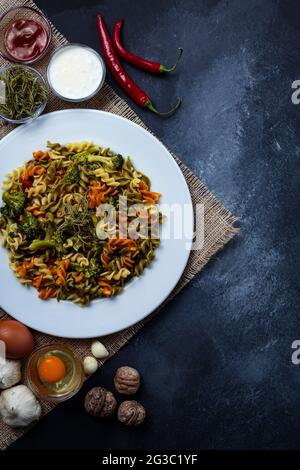 Hintergrund Pasta und verschiedene Gemüse. Köstliche Pasta Bild. Vegetarische und gesunde Lebensmittel. Stockfoto