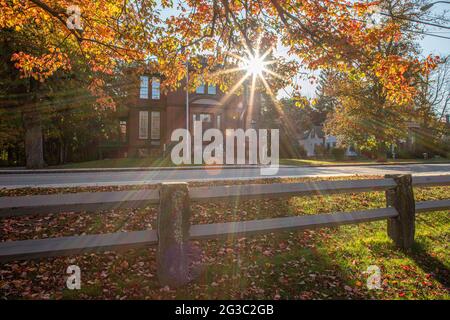 Woods Memorial Library aus der Sicht des Town Common in Barre, Massachusetts Stockfoto