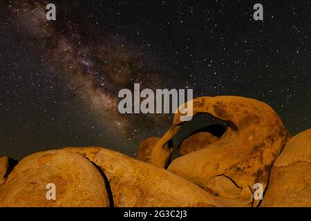 Milchstraße über Mobius Arch in Alabama Hills Stockfoto