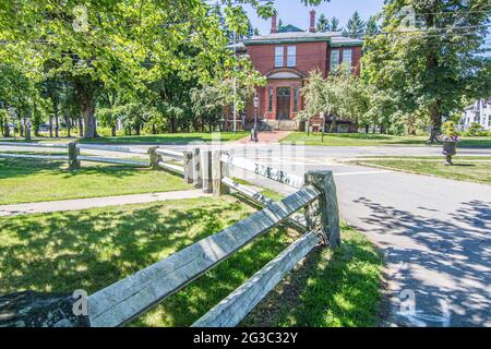 Woods Memorial Library aus der Sicht des Town Common in Barre, Massachusetts Stockfoto