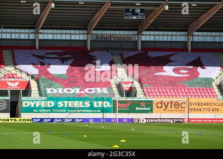 Llanelli, Großbritannien. Juni 2021. Walisische Flagge während der Internationalen Freundschaftspolitik zwischen Wales und Schottland im Parc Y Scarlets, Llanelli Wales Quelle: SPP Sport Press Foto. /Alamy Live News Stockfoto