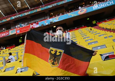 15. Juni 2021, Bayern, München: Fußball: Europameisterschaft, Frankreich - Deutschland, Vorrunde, Gruppe F, Spieltag 1 in der Allianz Arena. Ein Fan hält eine deutsche Flagge auf den Tribünen. Wichtig: Nur für redaktionelle Nachrichtenberichte. Ohne vorherige schriftliche Genehmigung der UEFA nicht für kommerzielle oder Marketingzwecke verwendet. Bilder müssen als Standbilder erscheinen und dürfen keine Matchaction-Videoaufnahmen emulieren. Fotos, die in Online-Publikationen veröffentlicht werden (ob über das Internet oder anderweitig), müssen zwischen der Veröffentlichung mindestens 20 Sekunden lang liegen. Foto: Federico Gambarini/dpa Stockfoto