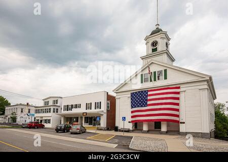 Das Barre Town Hall on the Town Common in Barre, Massachusetts, wurde für den Memorial Day dekoriert Stockfoto