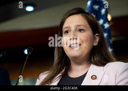 Washington, Vereinigte Staaten Von Amerika. Juni 2021. Die Vertreterin der Vereinigten Staaten, Elise Stefanik (Republikanerin von New York), wartet darauf, während einer Pressekonferenz im US-Kapitol in Washington, DC, am Dienstag, den 15. Juni, 2021. Kredit: Rod Lampey/CNP/Sipa USA Kredit: SIPA USA/Alamy Live News Stockfoto