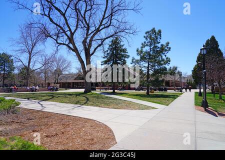 COLORADO SPRINGS, CO- 9 APR 2021- Blick auf den Campus des Colorado College, einer privaten Hochschule am Fuße des Pikes Peak Berges in Colorado SPR Stockfoto