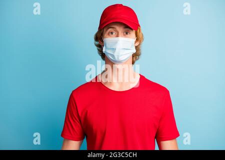 Porträt von deliveryman tragen Hut medizinische Gesichts Sicherheit Gesundheit Atemwege isoliert auf blauem Hintergrund Stockfoto
