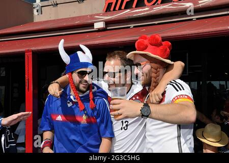 Marseille, Frankreich. Juli 2016. Französische und deutsche Fans singen beim Biertrinken kurz vor dem EM 2016-Spiel zwischen den Franzosen und Deutschen. Kredit: SOPA Images Limited/Alamy Live Nachrichten Stockfoto