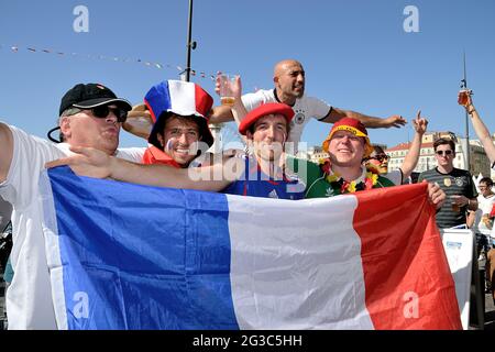 Marseille, Frankreich. Juli 2016. Französische Unterstützer halten kurz vor dem Spiel der Euro 2016 zwischen den Franzosen und den Deutschen eine französische Flagge hoch. Kredit: SOPA Images Limited/Alamy Live Nachrichten Stockfoto