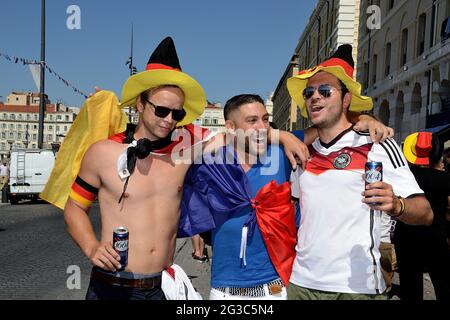 Marseille, Frankreich. Juli 2016. Französische und deutsche Fans singen beim Biertrinken kurz vor dem EM 2016-Spiel zwischen den Franzosen und Deutschen. (Foto von Gerard Bottino/SOPA Images/Sipa USA) Quelle: SIPA USA/Alamy Live News Stockfoto