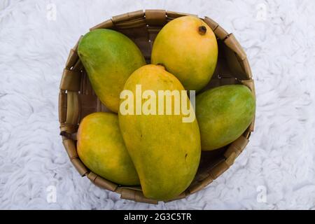 Frische Kesar Mango Sorte aus Indien, gewachsen in Gir Gujarat auch in Maharastra.. Aromatischer Geschmack Bio-Mangos. Sommersaison Special Fruit Mangoe i Stockfoto