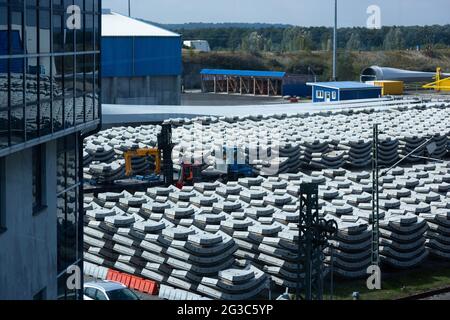 Blick vom Glasgang auf die versandfertige Ware Stockfoto