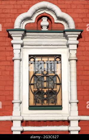 Fenster mit Gitter der Znamenskaya Kirche. Es wurde 1683 in Krasnogorsk, Russland, gebaut Stockfoto