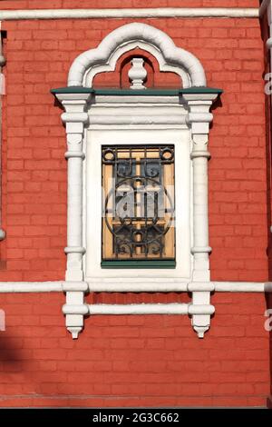 Fenster der Znamenskaya Kirche. Es wurde 1683 in Krasnogorsk, Russland, gebaut Stockfoto