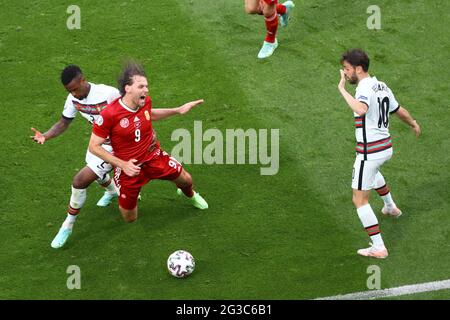 BUDAPEST, UNGARN - 15. JUNI: Der aus Ungarn stammende Ádám Szalai (9) wird vom portugiesischen Spieler Nélson Semedo (2) beim UEFA Euro 2020 Championship Group F Spiel zwischen Ungarn und Portugal am 15. Juni 2021 in Budapest, Ungarn, abgesetzt. (Foto nach MB-Medien) Stockfoto