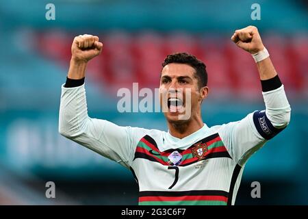 15. Juni 2021, Ungarn, Budapest: Fußball: Europameisterschaft, Ungarn - Portugal, Vorrunde, Gruppe F, Matchday 1 in der Puskás Arena. Der portugiesische Cristiano Ronaldo feiert den Sieg der Portugiesen. Wichtig: Nur für redaktionelle Nachrichtenberichte. Ohne vorherige schriftliche Genehmigung der UEFA nicht für kommerzielle oder Marketingzwecke verwendet. Bilder müssen als Standbilder erscheinen und dürfen keine Matchaction-Videoaufnahmen emulieren. Fotos, die in Online-Publikationen veröffentlicht werden (ob über das Internet oder anderweitig), müssen zwischen der Veröffentlichung mindestens 20 Sekunden lang liegen. Foto: Rob Stockfoto