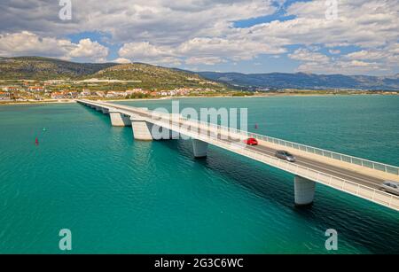 Luftaufnahme einer langen Brücke über dem Meer, Insel Ciovo in Kroatien Stockfoto