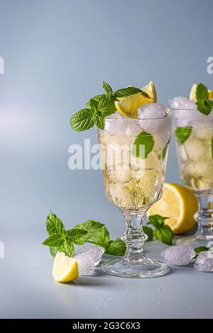 Kalte, frisch zubereitete Limonade, Zitronenscheibe und frische Minzblätter. Gesundes Bio hausgemachtes Zitrusgetränk. Für Text platzieren Stockfoto