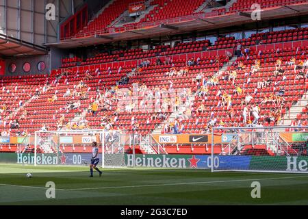 ENSCHEDE, NIEDERLANDE - 15. JUNI: Fans der Niederlande beim Freundschaftsspiel zwischen den Niederlanden und Norwegen in der Grolsch Veste am 15. Juni 2021 in Enschede, Niederlande (Foto: Marcel ter Bals/Orange Picles) Stockfoto