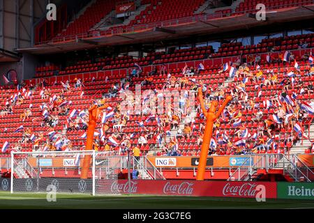 ENSCHEDE, NIEDERLANDE - 15. JUNI: Fans der Niederlande beim Freundschaftsspiel zwischen den Niederlanden und Norwegen in der Grolsch Veste am 15. Juni 2021 in Enschede, Niederlande (Foto: Marcel ter Bals/Orange Picles) Stockfoto