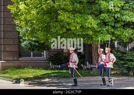 Uniformierte Wachen vor der offiziellen Residenz des bulgarischen Präsidenten in der Hauptstadt Sofia, Bulgarien Stockfoto