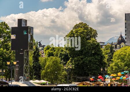 Projekt One Person (Urban Electronic Corpus) von Venelin Shurelow im Stadtgarten von Sofia, Bulgarien Stockfoto