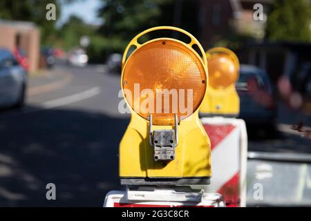 Warnleuchte in der Nähe einer Straße an einer Baustelle Stockfoto